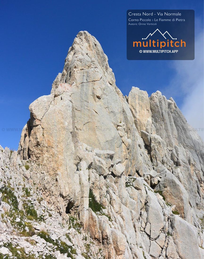 La via attacca dal forcellino tra la punta dei due e le torri senza nome del torrione aquila. Dal forcellino prendere la fessura sulla dx del filo di cresta fino a raggiungere il filo di cresta che con circa 2/3 m porta al inizio di una cengia orizzontale. Possibile sosta sulla sx (due spit con cate